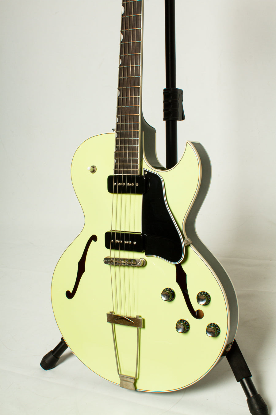 Gibson ES-135 Semi-Hollow Electric – Acoustic Guitar